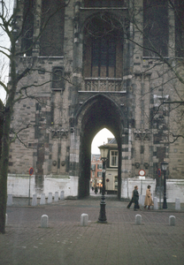 22315 Gezicht op de onderdoorgang van de Domtoren te Utrecht met op de achtergrond de Servetstraat.